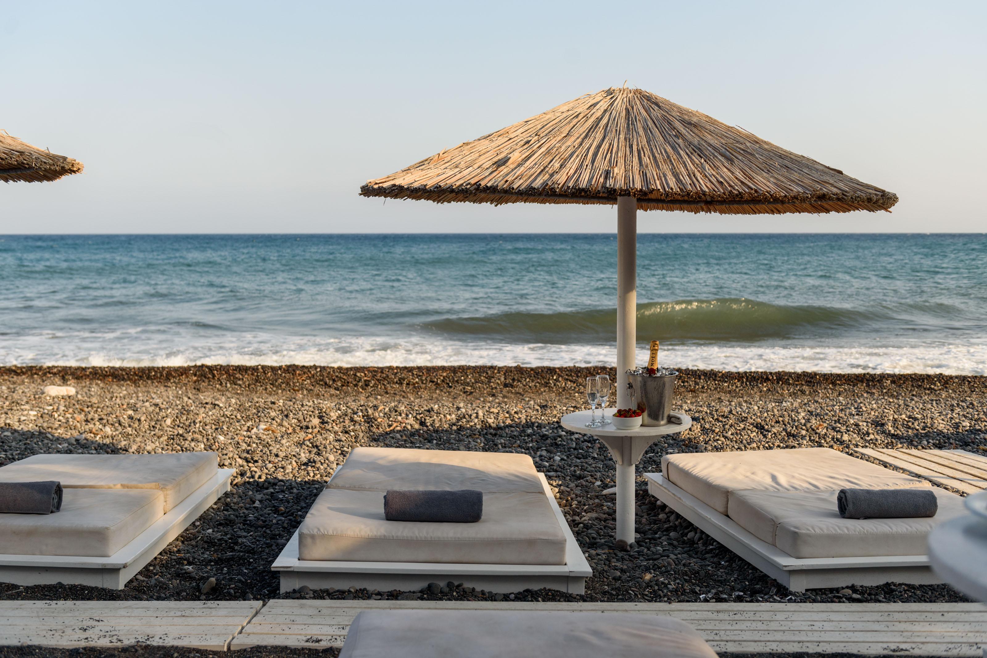 Alesahne Beach Hotel Kamári Buitenkant foto